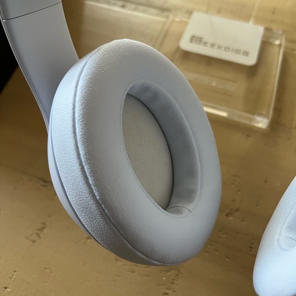 Beats Studio3 Wireless Noise Cancelling Over-Ear Headphones - Picture 5 of 10